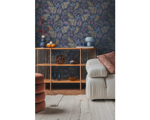 Obývacia izba so vzorovanou tapetou, policou a pohovkou