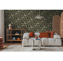 Obývacia izba s pohovkou, príručným stolíkom, regálom a vzorovanou tapetou s rastlinnými motívmi