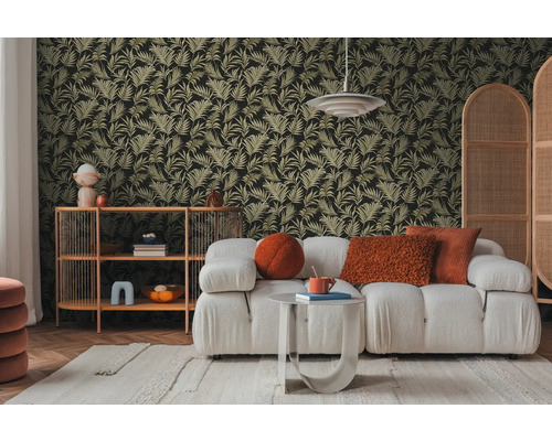 Obývacia izba s pohovkou, príručným stolíkom, regálom a vzorovanou tapetou s rastlinnými motívmi