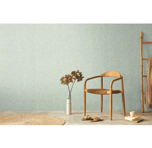 Obývacia izba s tapetou so vzorom, drevenou stoličkou a dekoratívnymi prvkami pre svetlé prostredie