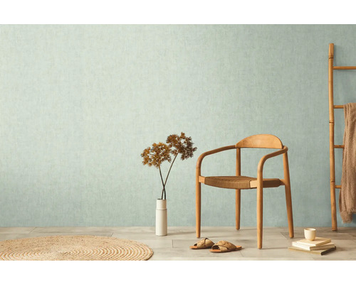 Obývacia izba s tapetou so vzorom, drevenou stoličkou a dekoratívnymi prvkami pre svetlé prostredie