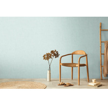 Svetlá miestnosť s drevenou stoličkou, rebríkom, kobercom a dekoráciou