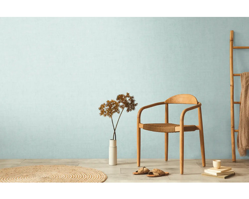 Svetlá miestnosť s drevenou stoličkou, rebríkom, kobercom a dekoráciou