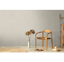 Scéna s vliesovou tapetou na stene, stoličkou, dekoráciou a kobercom.