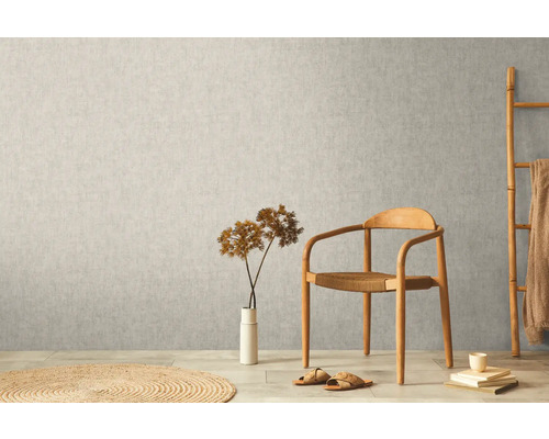 Scéna s vliesovou tapetou na stene, stoličkou, dekoráciou a kobercom.