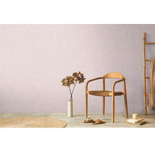 Dekoratívne aranžmán obývacej izby so stoličkou, kobercom, dekoráciou a bambusovým rebríkom pred stenou.