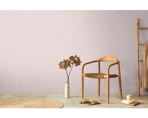 Dekoratívne aranžmán obývacej izby so stoličkou, kobercom, dekoráciou a bambusovým rebríkom pred stenou.