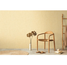 Dekoratívny interiér so stoličkou, vázou a kobercom pred stenou