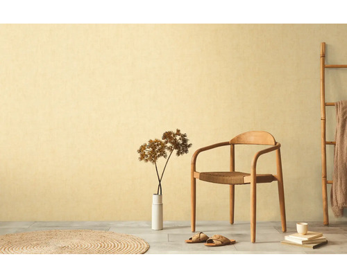 Dekoratívny interiér so stoličkou, vázou a kobercom pred stenou