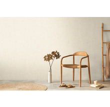 Svetlá izba s drevenou stoličkou, rebríkom a okrúhlym kobercom