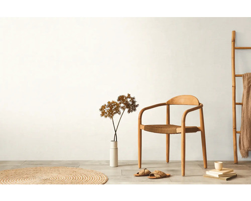 Svetlý interiér s drevenou stoličkou, dekoráciou a textilom