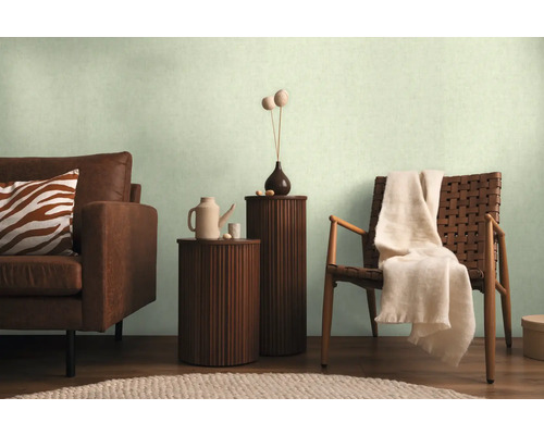 Obývacia izba s pohovkou, kreslom, príručnými stolíkmi a dekoratívnymi prvkami pre útulnú atmosféru