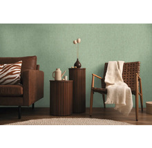 Obývacia izba s pohovkou, kreslom a dekoratívnou tapetou