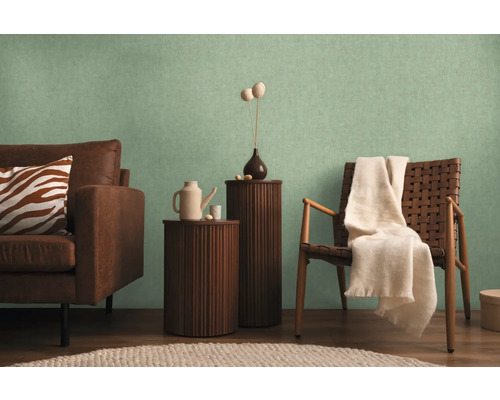 Obývacia izba s pohovkou, kreslom a dekoratívnou tapetou