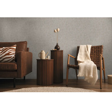 Obývacia izba s pohovkou, kreslom a príručnými stolíkmi pre útulnú atmosféru