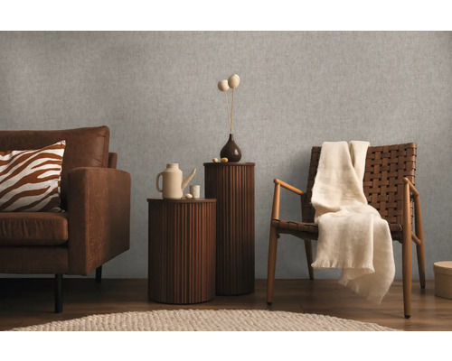 Obývacia izba s pohovkou, kreslom a príručnými stolíkmi pre útulnú atmosféru