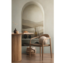 Svetlá izba s jedálenským stolom, drevenou stoličkou a dekoratívnymi prvkami na poličke vo výklenku
