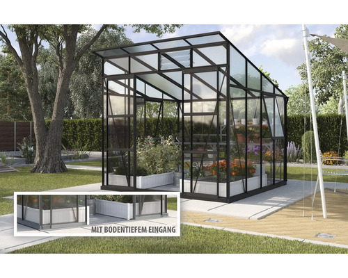 Skleník s regálmi a rastlinami v záhrade