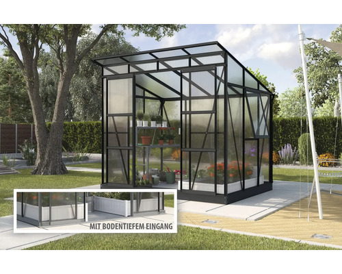 Skleník s regálom na rastliny v záhrade