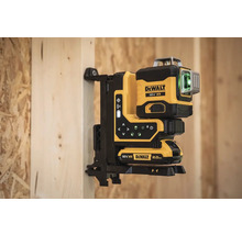 DeWalt Logo líniový laser s držiakom na upevnenie na stenu.