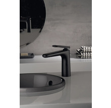 Moderná kúpeľňa s čiernou umývadlovou batériou a umývadlom na dosku