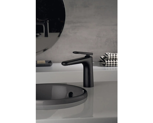 Moderná kúpeľňa s čiernou umývadlovou batériou a umývadlom na dosku