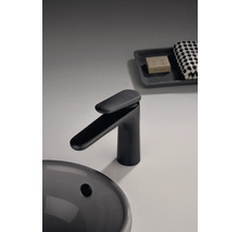 Čierna umývadlová batéria vedľa umývadla, mydla a uteráka