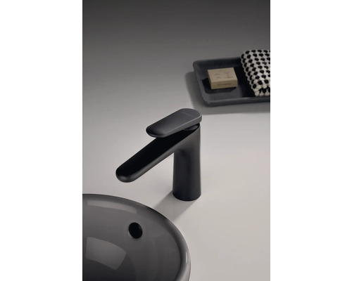 Čierna umývadlová batéria vedľa umývadla, mydla a uteráka