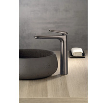 Umývadlová batéria vedľa umývadla na dosku na drevenom povrchu