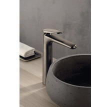 Umývadlová batéria vedľa betónového umývadla