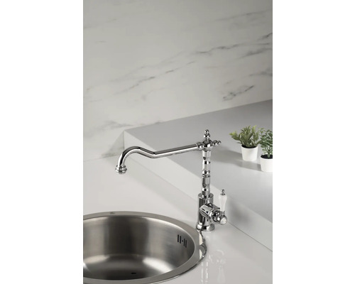 Chrómová kuchynská batéria s drezom a dekoráciou