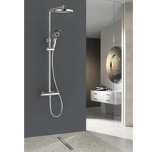 Sprchový stĺp s hlavovou a ručnou sprchou v modernej kúpeľni