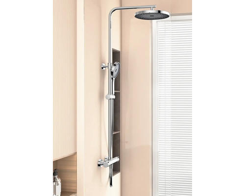 Sprchový panel s hlavovou a ručnou sprchou v kúpeľni