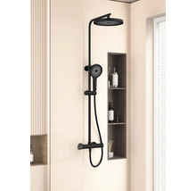 Čierna sprchová súprava s hlavovou a ručnou sprchou v modernej kúpeľni.