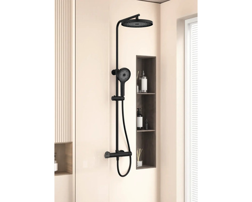 Čierna sprchová súprava s hlavovou a ručnou sprchou v modernej kúpeľni.
