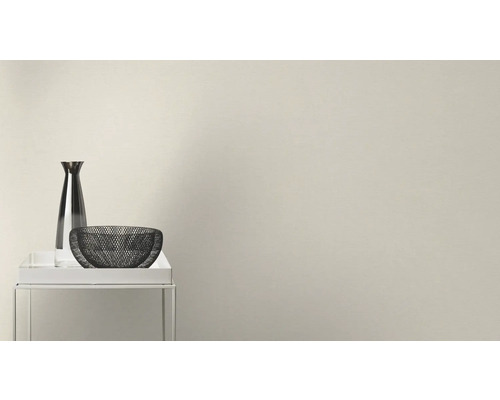 Dekoratívne aranžmán s vázou a misou na odkladacom stolíku