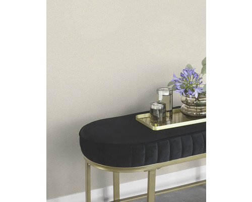 Dekoratívna stolička s kvetmi, pohármi a zlatým podnosom.