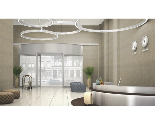 Vstupný priestor hotela s otočnými dverami, recepciou a okrúhlymi stropnými svietidlami