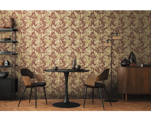 Dekoratívny interiér so vzorovanou tapetou, okrúhlym stolom a stoličkami.