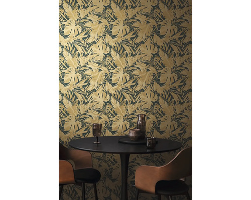 Tapeta s motívom listov v jedálni so stolom a stoličkami