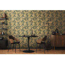 Obývacia izba s botanickou tapetou, stolom a stoličkami