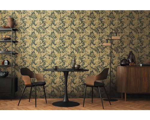 Obývacia izba s botanickou tapetou, stolom a stoličkami