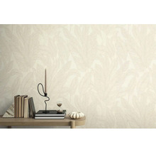 Detail steny s tapetou s motívom listov