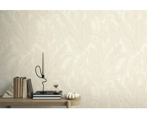 Detail steny s tapetou s motívom listov