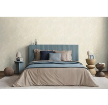 Spálňa s posteľou, nočnými stolíkmi a dekoráciami pre svetlú a priateľskú atmosféru.