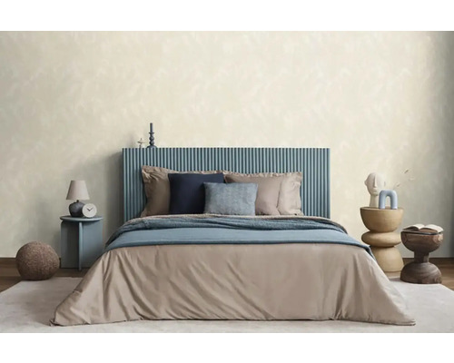 Spálňa s posteľou, nočnými stolíkmi a dekoráciami pre svetlú a priateľskú atmosféru.