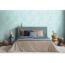 Spálňa s posteľou, nočným stolíkom a kvetinovou tapetou