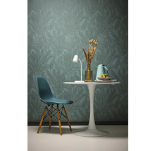 Návrh interiéru s tapetou s listovým vzorom, stolom a stoličkou