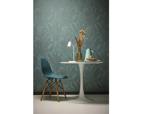 Návrh interiéru s tapetou s listovým vzorom, stolom a stoličkou