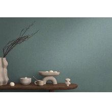 Dekoratívne predmety na drevenom stole pred stenou